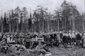 Очередной этап заключённых прибыл в концлагерь под Медвежьегорском, 1942 год. На снимке видно, что большинство заключённых - женщины и подростки.