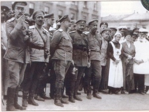 Парад после освобождения Харькова Добровольческой армией, июнь 1919. В центре Главком ВСЮР Антон Иванович Деникин, за ним по его левую руку начальник оперативного отдела ВСЮР генерал И.Романовский и генерал Ю.И. Плющевский-Плющик. По правую руку от Деникина стоит полковник Шапрон-де-Ларре, бывший адъютант генерала М.Алексеева и муж дочери генерала Лавра Корнилова.