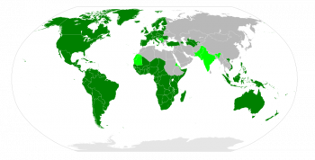 На схеме показана распространённость латинского алфавита в мире. Тёмно-зелёным цветом обозначены страны, в которых латинский алфавит является единственной письменностью; светло-зелёным - государства, в которых латинский алфавит используется наряду с другими письменностями.