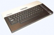 Компьютер Atari 800XL в чёрно-белом корпусе, существовал вариант корпуса, у которого вместо белого пластика использовался красный.