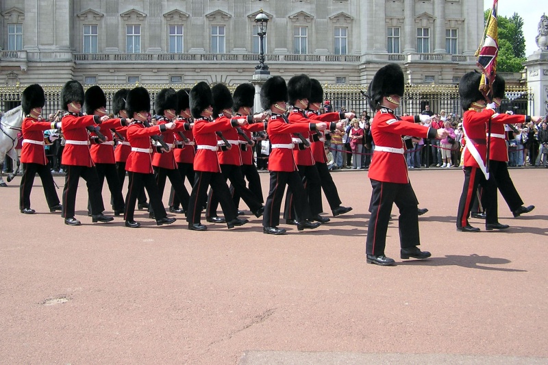 Файл:Queens.guard.buck.palace.arp.jpg